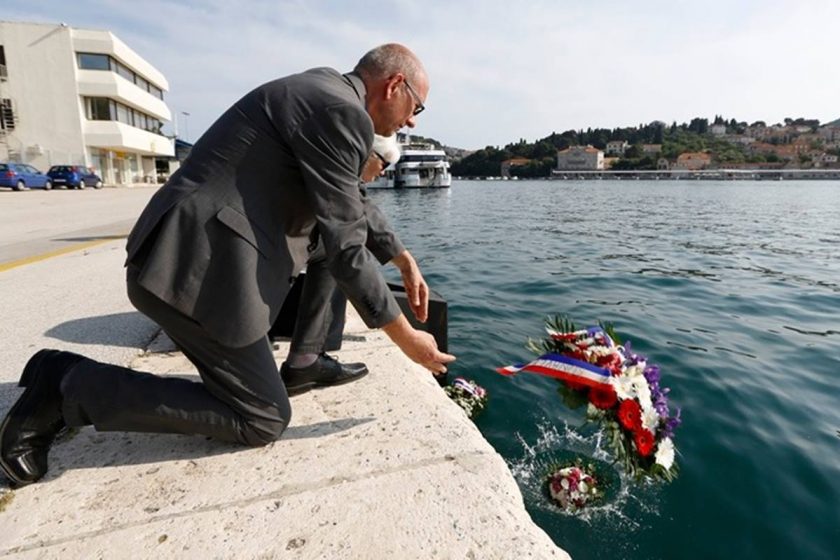 Načelnik Lasić i zamjenik Radonić položili vijence u more u sjećanje na 26. godina od tragedije potonuća ”Aurore”