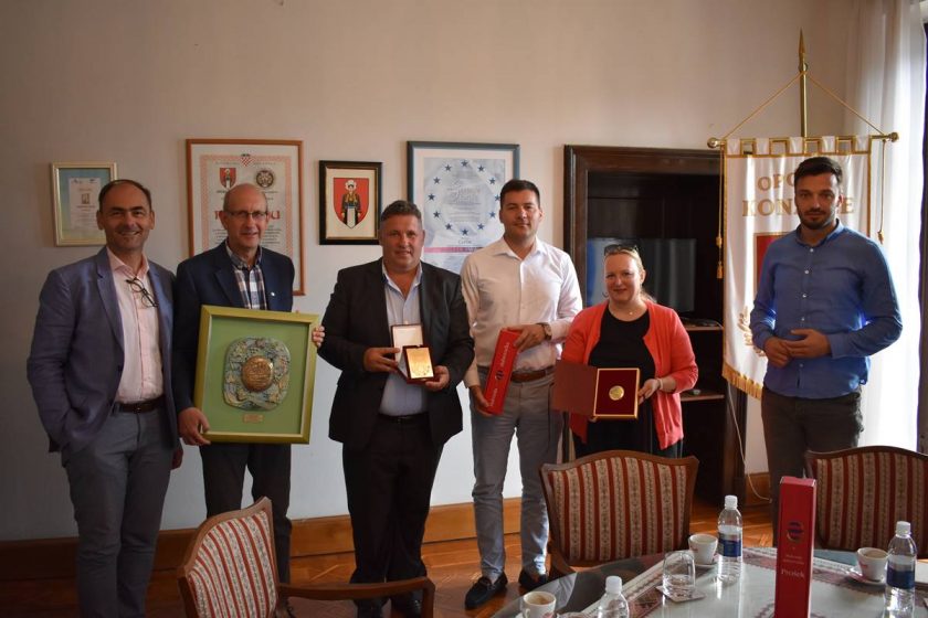 Nagrađeni vinar Niko Karaman kod načelnika Lasića