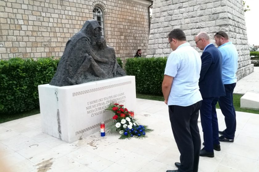 Načelnik Lasić položio vijenac i zapalio svijeću kod spomenika ”Konavoska mati” povodom Dana pobjede i domovinske zahvalnosti i Dana hrvatskih branitelja