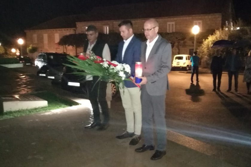 Povodom Dana neovisnosti načelnik Lasić sa suradnicima položio vijenac i zapalio svijeću kod spomenika “Konavoska mati”
