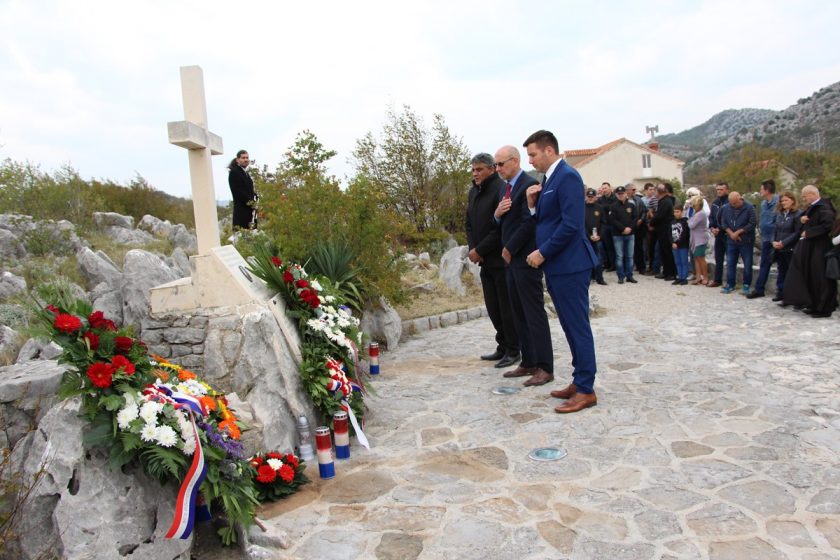 DAN OPĆINE KONAVLE 2018. Položeni vijenci u spomen na palog viteza Mata Golubića, u Stravči služena sveta misa za poginule branitelje