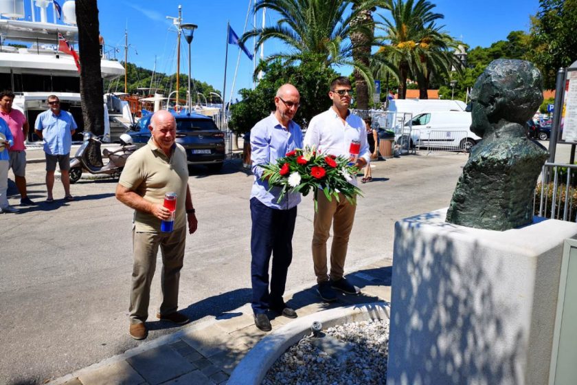 Načelnik Lasić položio vijenac i zapalio svijeću povodom Dana pobjede i domovinske zahvalnosti i Dana hrvatskih branitelja