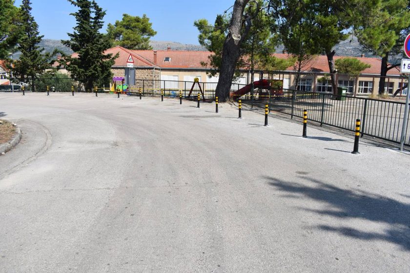 Općina Konavle postavila zaštitne stupiće u Čilipima, nema više parkiranja na cesti