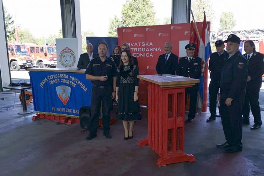 Ministrica Vučković zapovjedniku JVP Konavle Maru Riloviću uručila novo vatrogasno vozilo