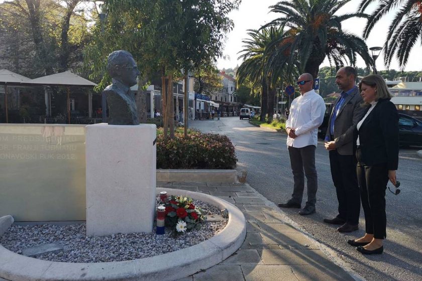 DAN OPĆINE KONAVLE 2019. Predstavnici Općine položili vijenac ispred spomenika dr. Franju Tuđmanu