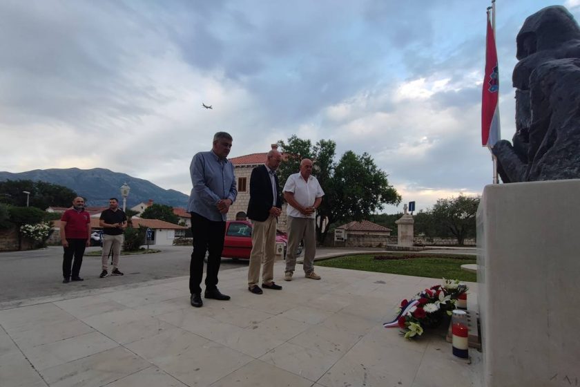 DAN DRŽAVNOSTI: U Čilipima položeni vijenci na spomeniku ”Konavoska mati”