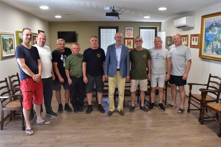 Pripadnici ”Risova” kod načelnika Lasića