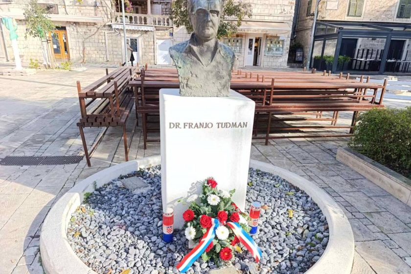 26. GODIŠNJICA SMRTI Položeni vijenci kod spomenika prvom hrvatskom predsjedniku dr. Franju Tuđmanu