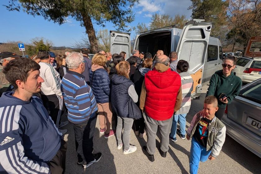 Iznimno velik odaziv na placi na Grudi: Cvijeto podijelio šipke i smokve Konavljanima