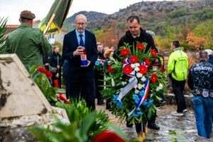 DAN OPĆINE KONAVLE 2026. Na Vojskom dolu i u Čilipima položeni vijenci i zapaljene svijeće, u Stravči služena sveta misa