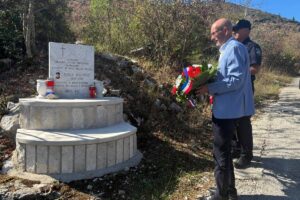 Položeni vijenci na spomen ploči poginulom branitelju Ivici Riloviću: Njegova žrtva nas obvezuje da živimo slobodnu Hrvatsku!